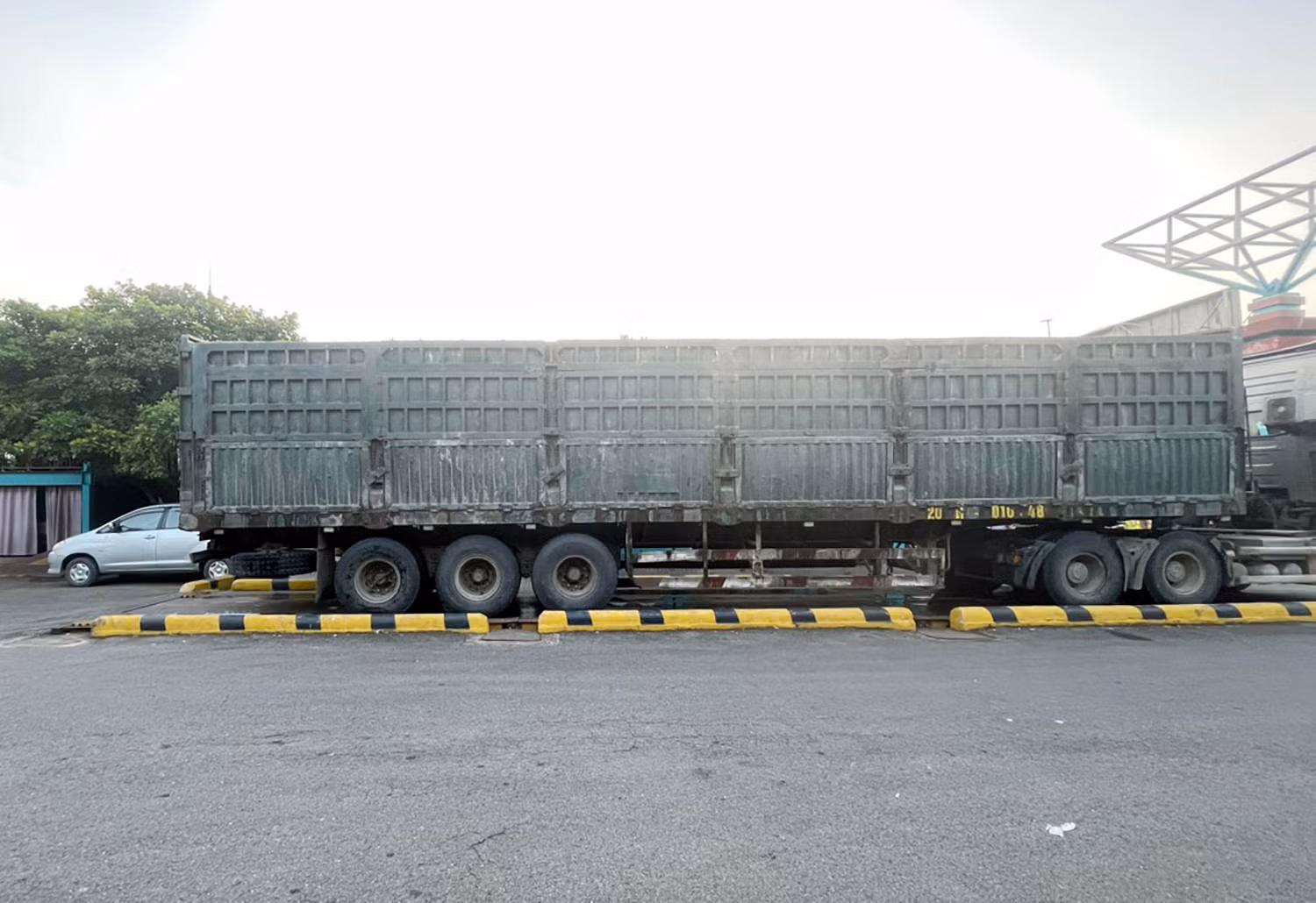 CSGT tuần tra đêm, vây bắt hàng loạt container cắt nóc -0