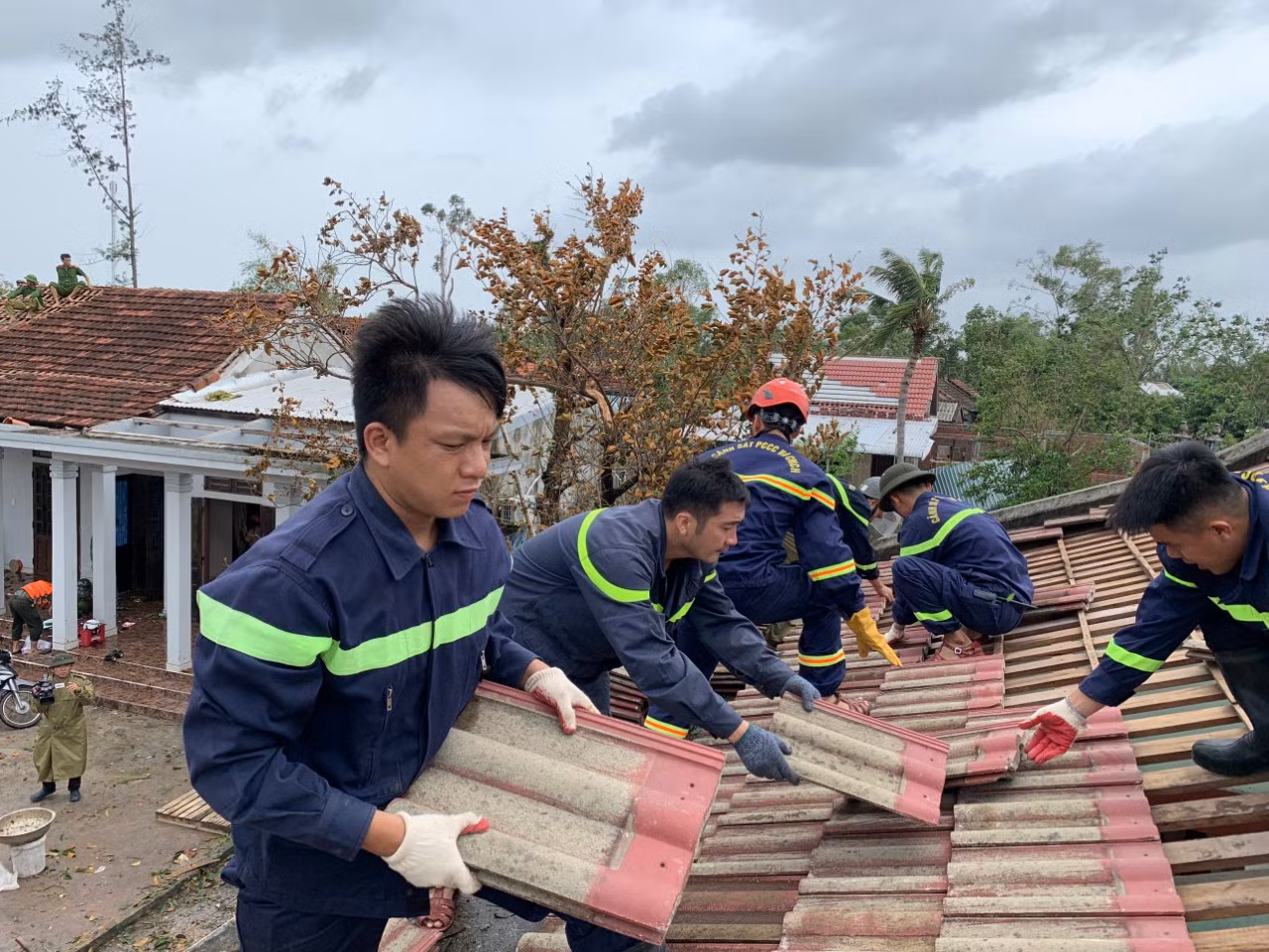 Những hình ảnh đẹp của lực lượng Công an giúp dân khắc phục hậu quả sau bão số 4 -0