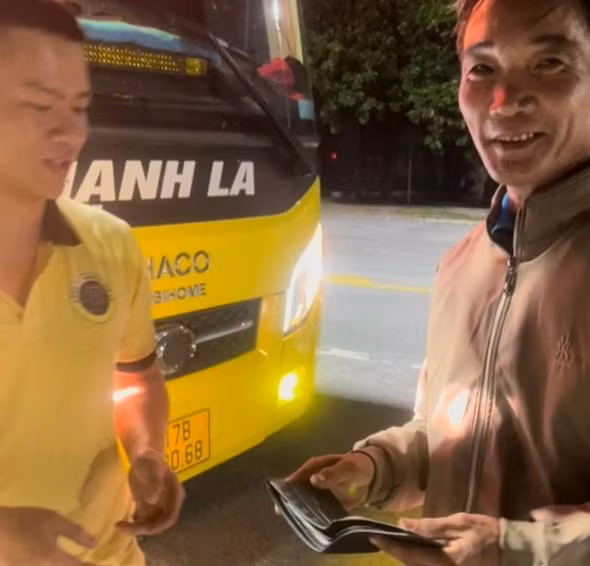 Xe khách đường dài tìm trả ví cho khách đánh rơi -0