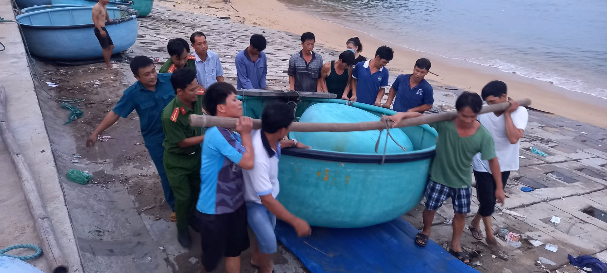 Công an tiếp tục giúp người dân phía bắc Phú Yên phòng, chống bão. -0