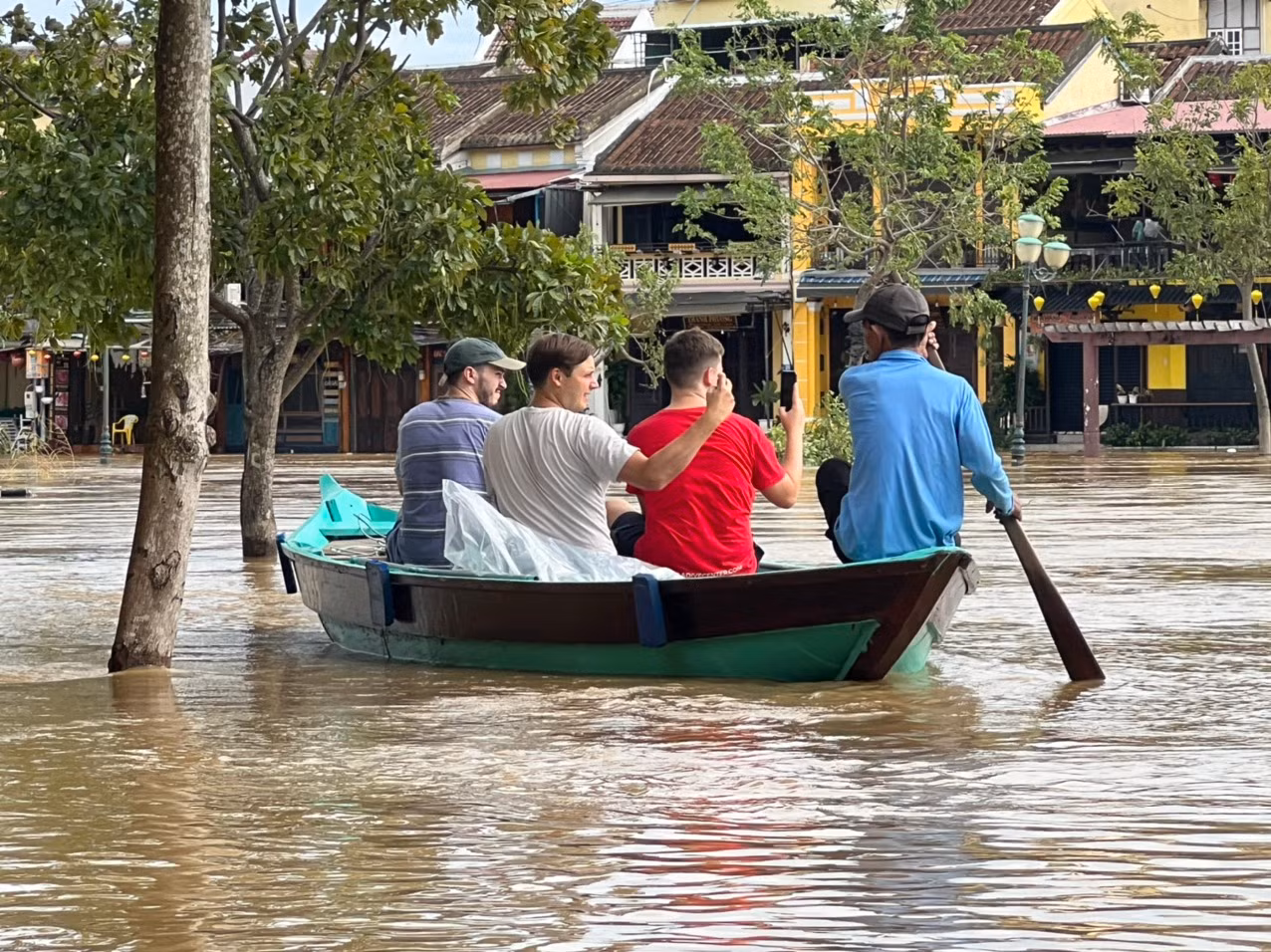 Hội An: Nhiều tuyến phố bị ngập sâu do ảnh hưởng hoàn lưu bão số 4, khách Tây háo hức “lội lụt” -2