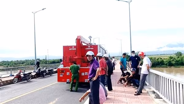 Truy tìm người bỏ xe máy trên cầu Dinh Ông lúc nửa đêm