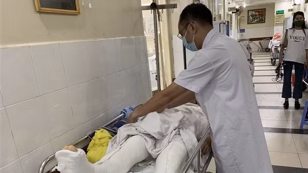 Các bác sĩ hồi sức, cấp cứu sẵn sàng hỗ trợ địa phương ảnh hưởng siêu bão Noru