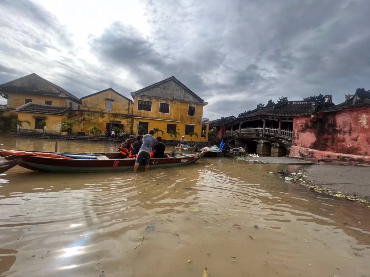 Hội An: Nhiều tuyến phố bị ngập sâu do ảnh hưởng hoàn lưu bão số 4, khách Tây háo hức “lội lụt” -2