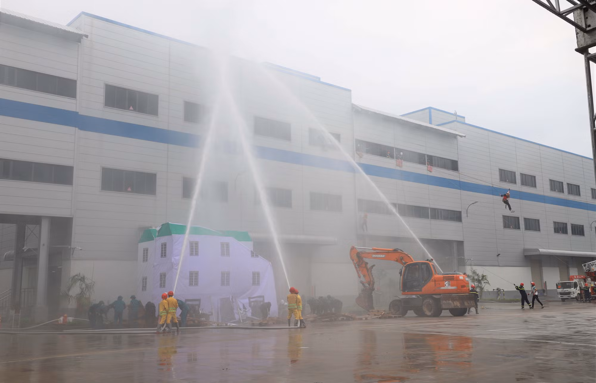 Diễn tập chữa cháy sét đánh gây chập điện làm nổ bình khí nén, chảy tràn hóa chất -0