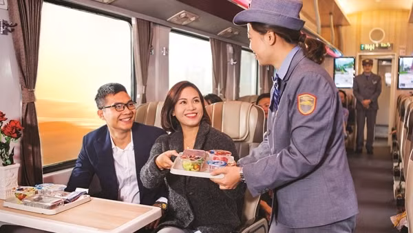 Bán vé tháng, vé hành lý điện tử cho khách đi tàu hỏa