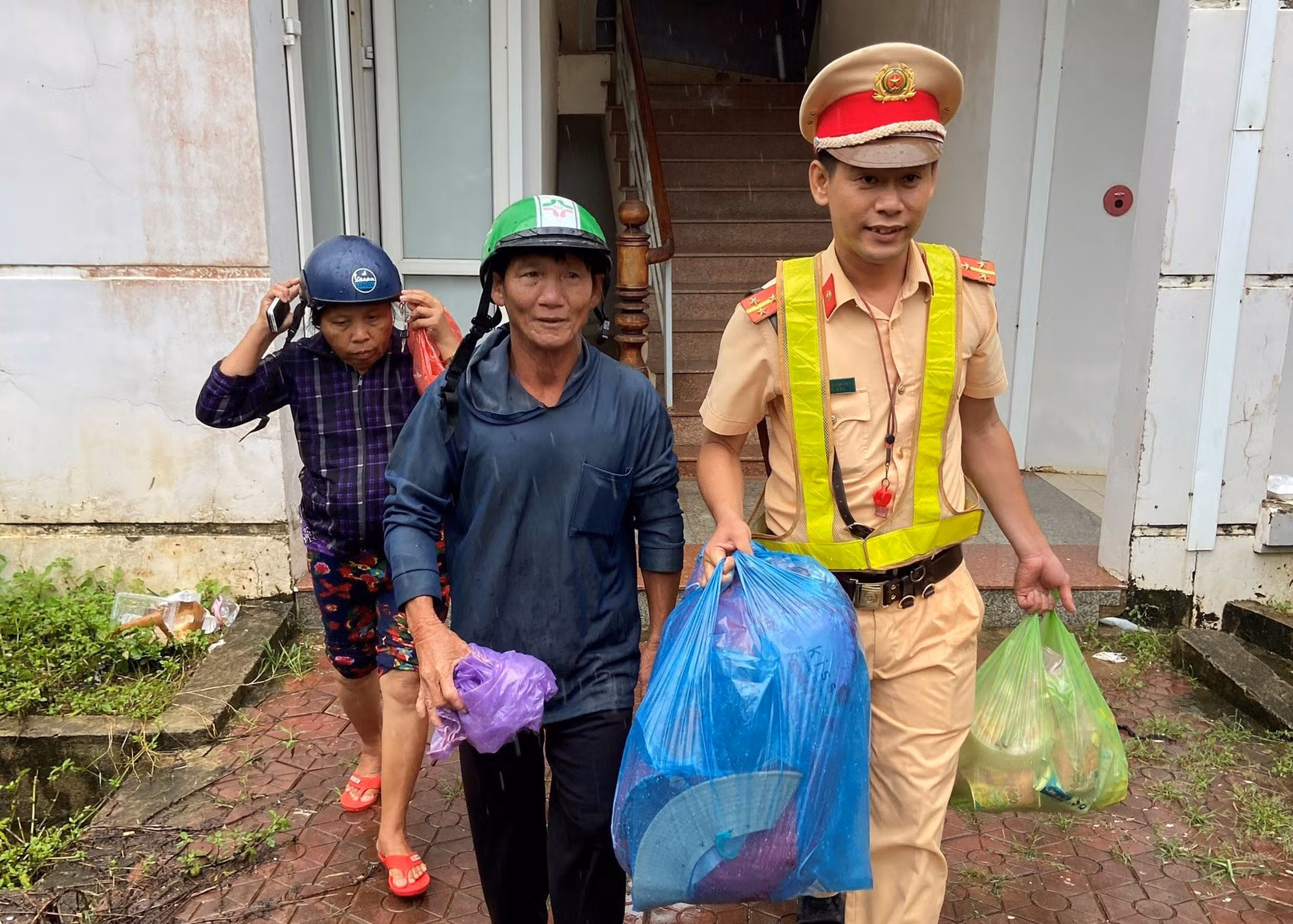 Người dân được mời ăn nghỉ, trú tránh bão trong trạm CSGT ảnh 3 315917ebb574712a2865.jpeg -0