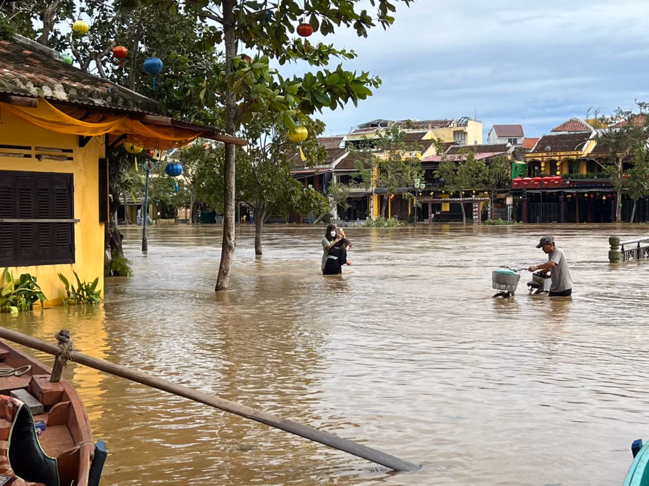 Hội An: Nhiều tuyến phố bị ngập sâu do ảnh hưởng hoàn lưu bão số 4, khách Tây háo hức “lội lụt” -3
