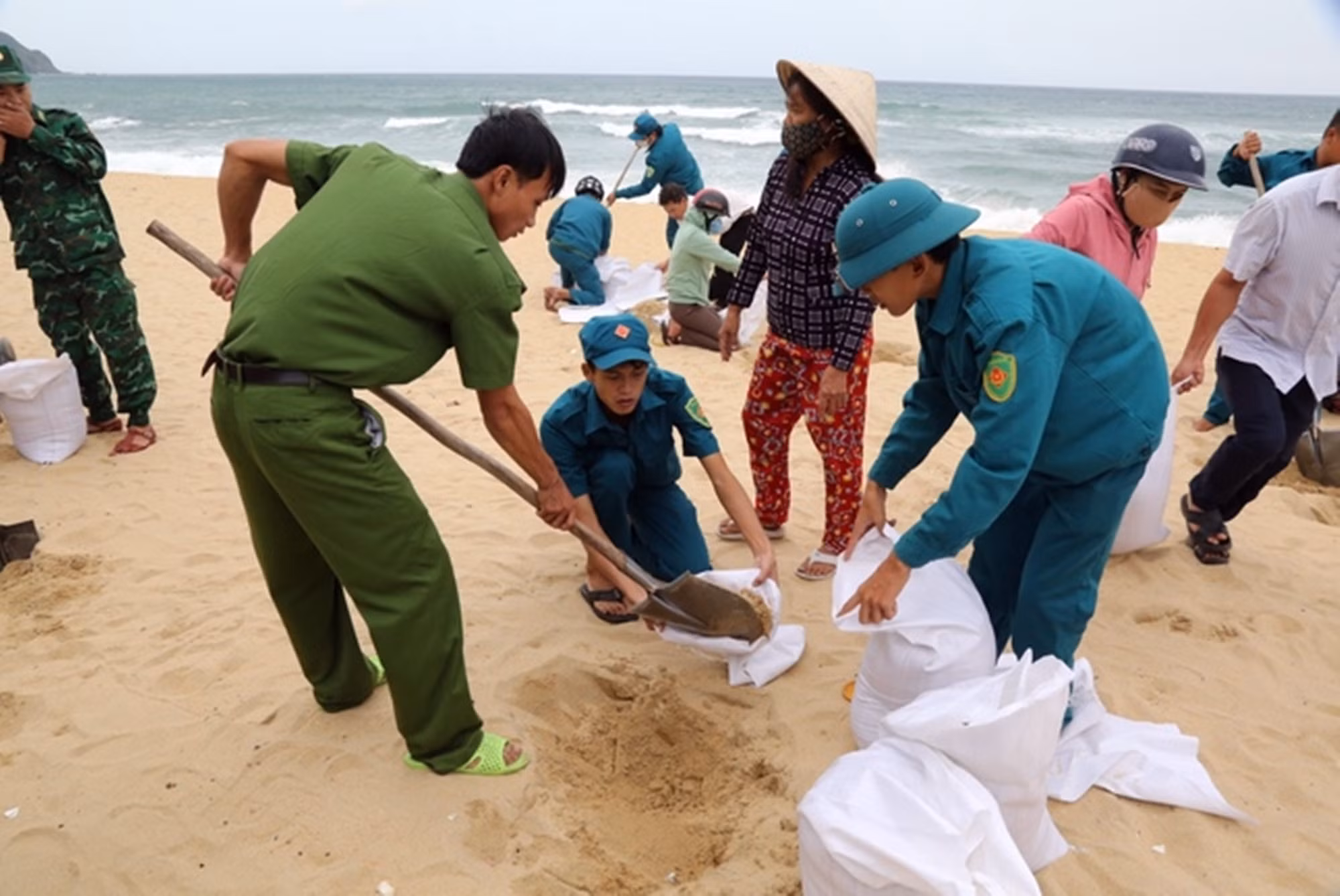Gấp rút hoàn thành công tác ứng phó trước khi bão đổ bộ -0