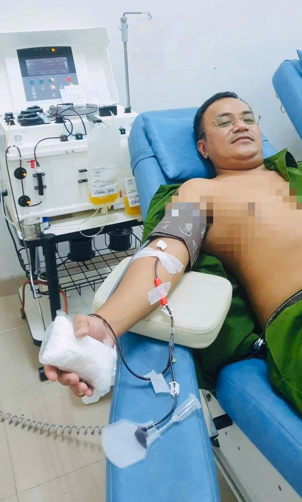 Một Đại úy Công an phường khẩn cấp hiến tiểu cầu cứu sống cháu bé 14 tuổi giữa tâm bão số 4 đang đổ bộ vào Đà Nẵng. -0