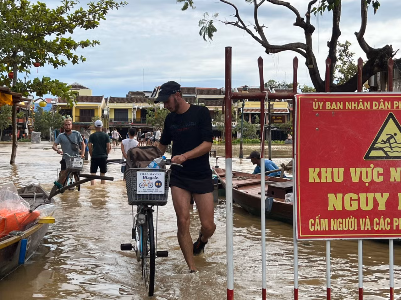 Hội An: Nhiều tuyến phố bị ngập sâu do ảnh hưởng hoàn lưu bão số 4, khách Tây háo hức “lội lụt” -3