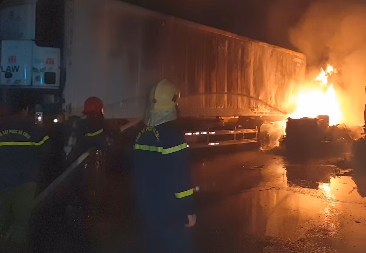 Cháy rụi 3 xe container ở Tiền Giang -0