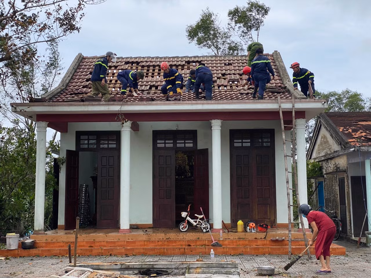 Những hình ảnh đẹp của lực lượng Công an giúp dân khắc phục hậu quả sau bão số 4 -0