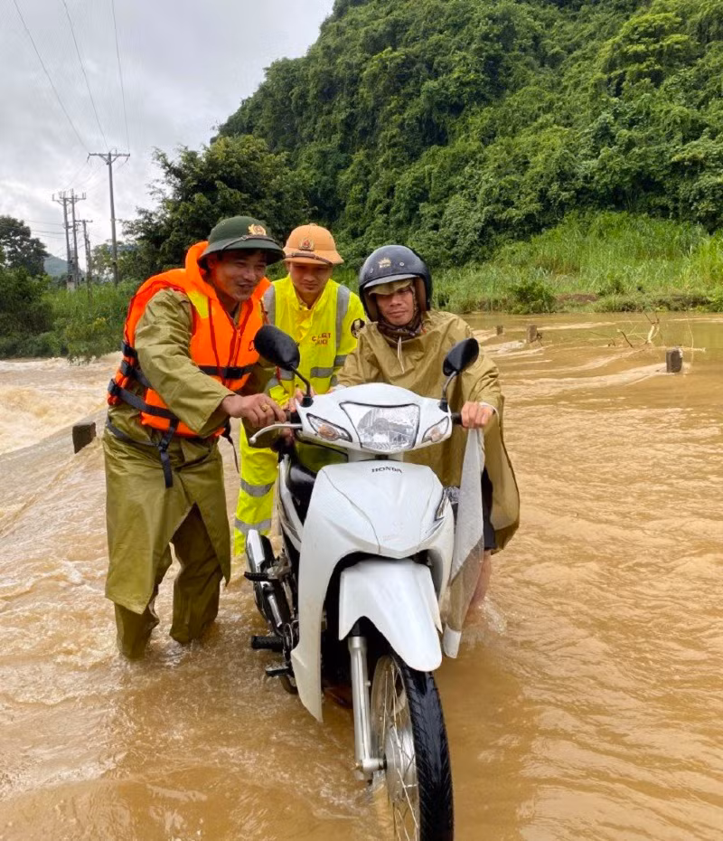 cán bộ công an huyện quỳ hợp giúp người dân di chuyển qua cầu tràn.jpg -0