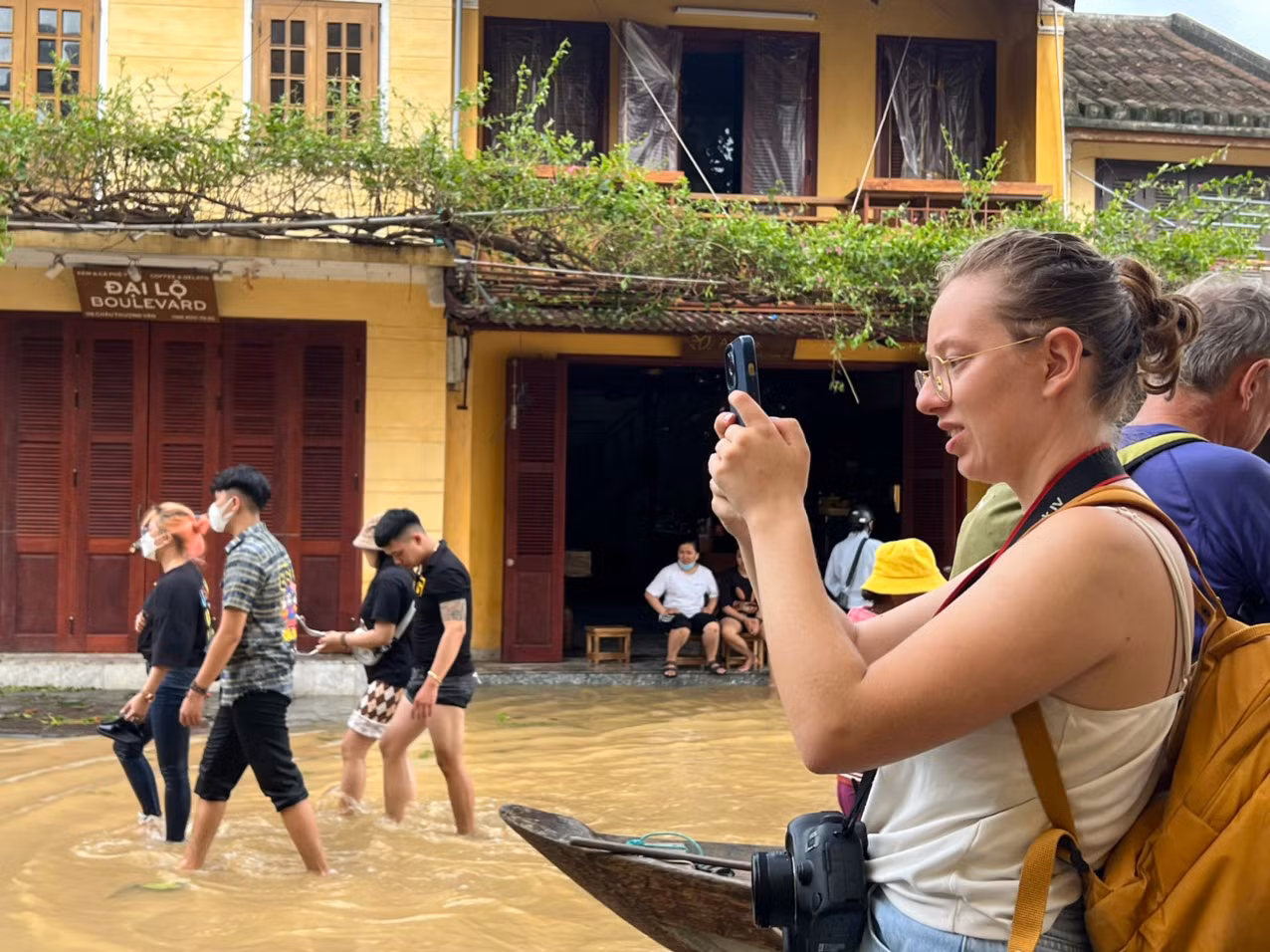 Hội An: Nhiều tuyến phố bị ngập sâu do ảnh hưởng hoàn lưu bão số 4, khách Tây háo hức “lội lụt” -1