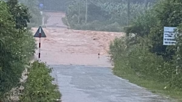 Mưa lũ chia cắt nhiều khu vực miền Trung và Tây Nguyên