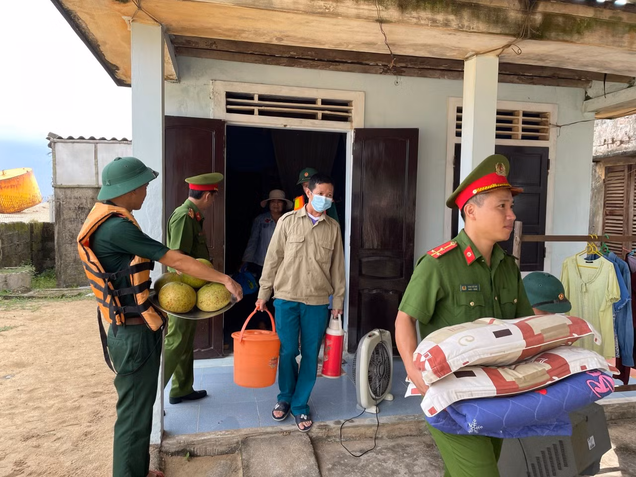 Bộ trưởng Lê Minh Hoan kiểm tra công tác ứng phó bão số 4 tại Thừa Thiên-Huế -0