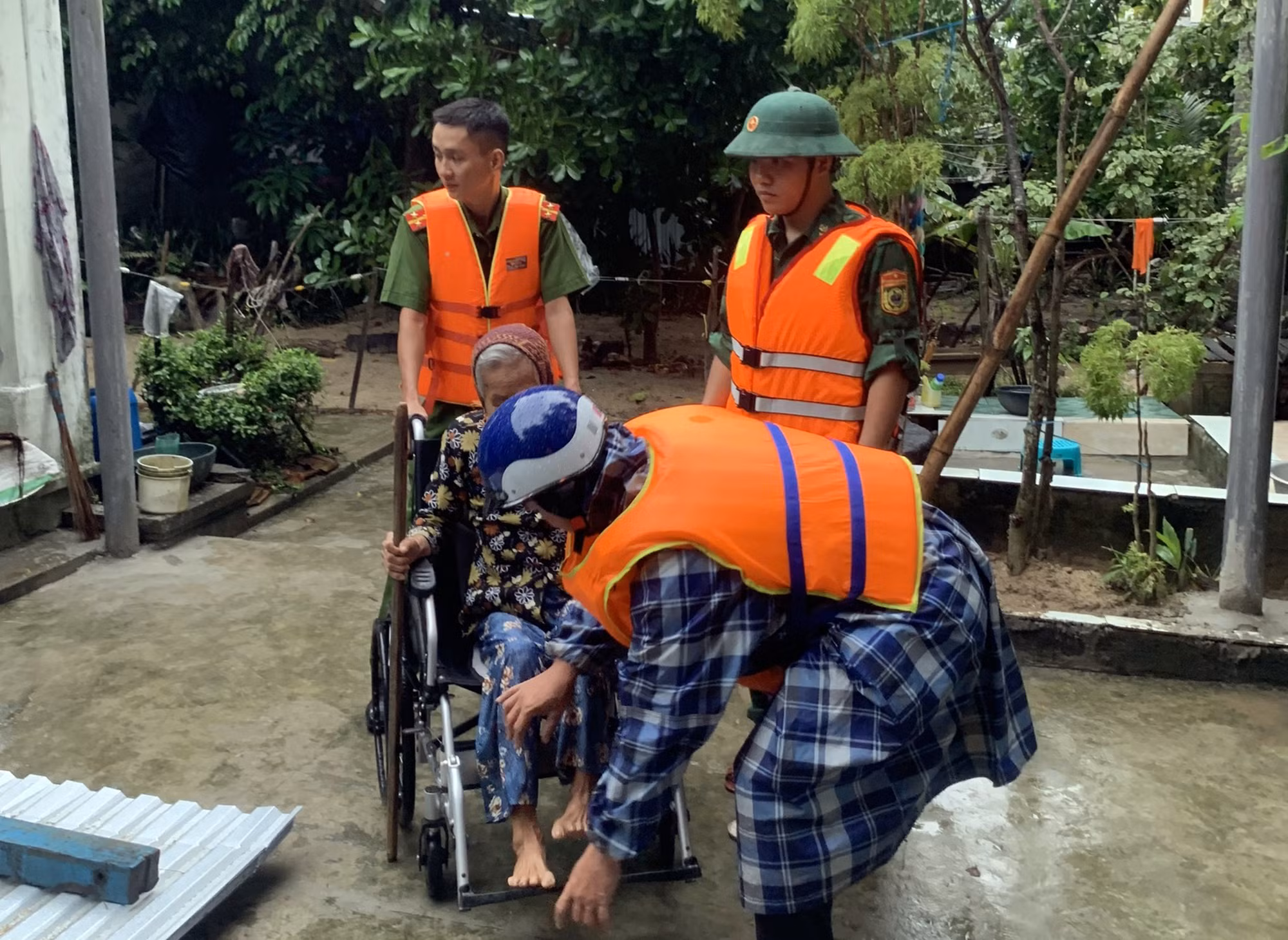 Gấp rút hoàn thành công tác ứng phó trước khi bão đổ bộ -0