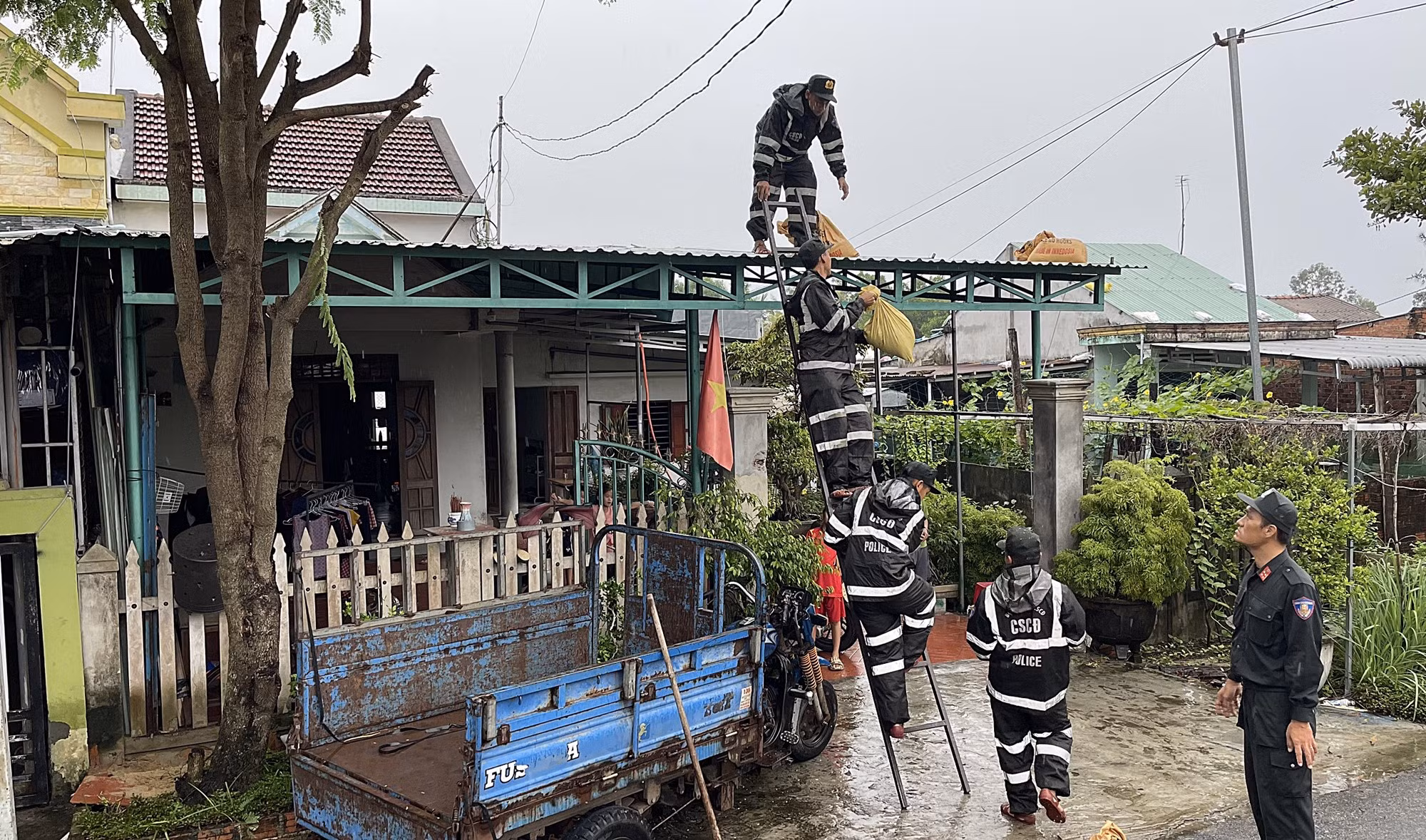 Cảnh sát cơ động Trung Bộ tham gia giúp người dân ứng phó bão số 4 -0