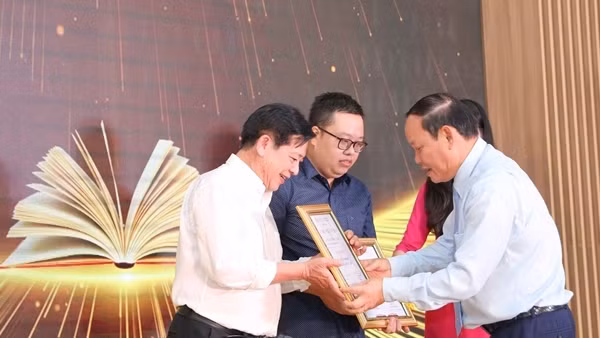 Trao giải thưởng cuộc thi sáng tác "Trang sách tôi yêu"