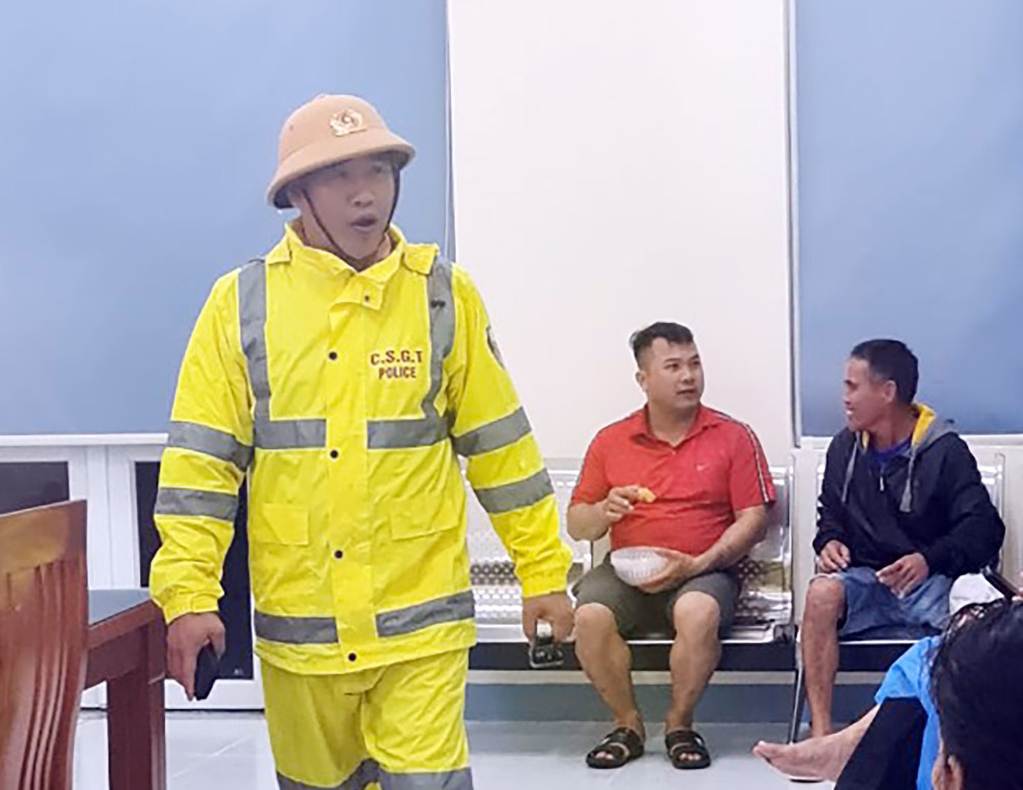 Người dân được mời ăn nghỉ, trú tránh bão trong trạm CSGT ảnh 7 0a1b879a2703e35dba12.jpg -0