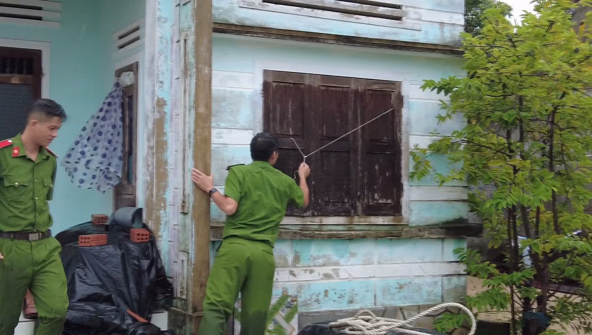 Công an cơ sở đảm bảo ANTT và an toàn tài sản cho người dân vùng sơ tán tránh bão -0