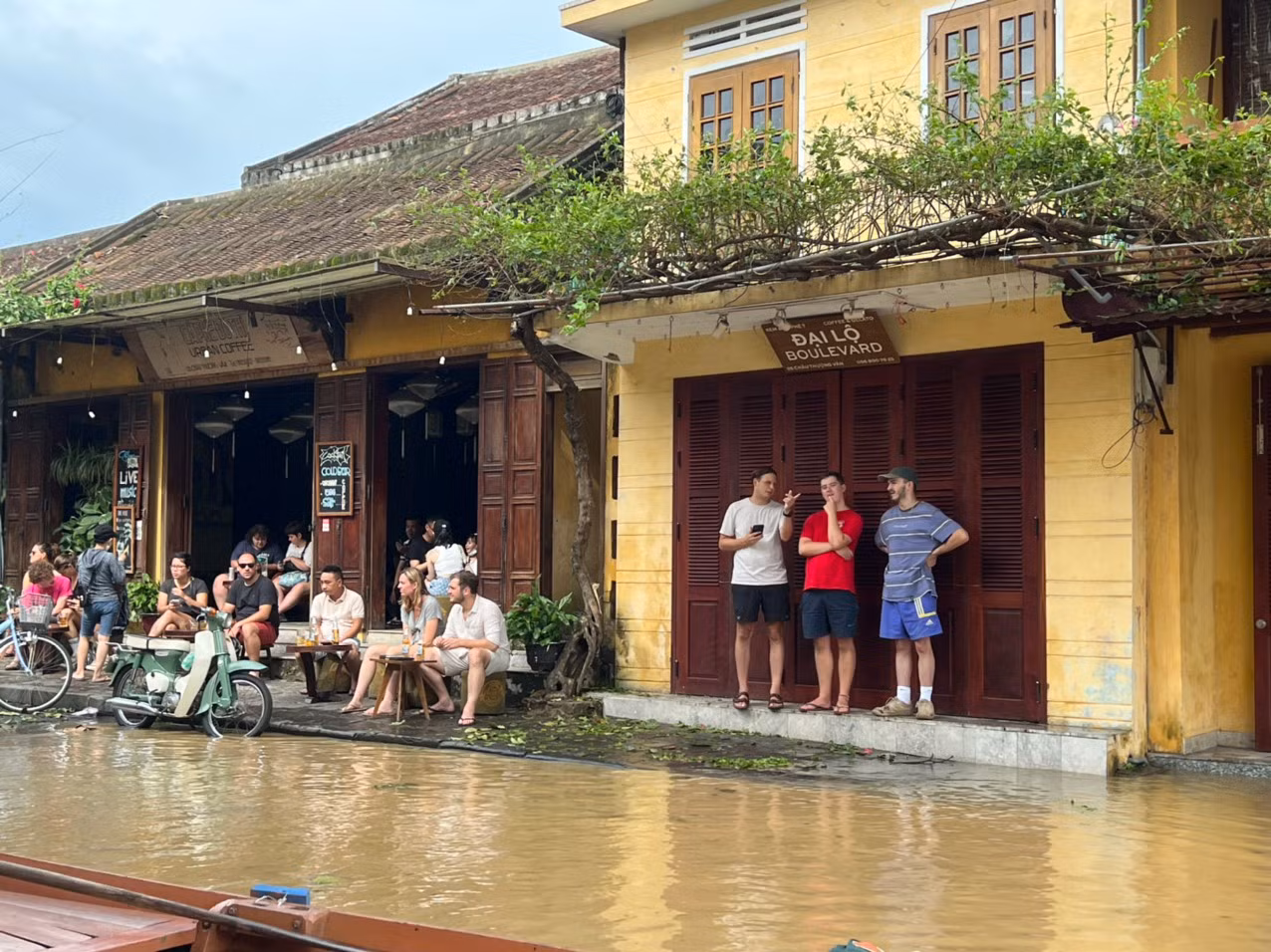 Hội An: Nhiều tuyến phố bị ngập sâu do ảnh hưởng hoàn lưu bão số 4, khách Tây háo hức “lội lụt” -0