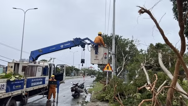 Bão Noru gây gián đoạn cấp điện tại nhiều tỉnh, thành phố