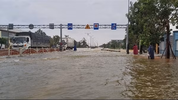 Phối hợp giải quyết tình huống QL1 bị ngập lụt do mưa bão