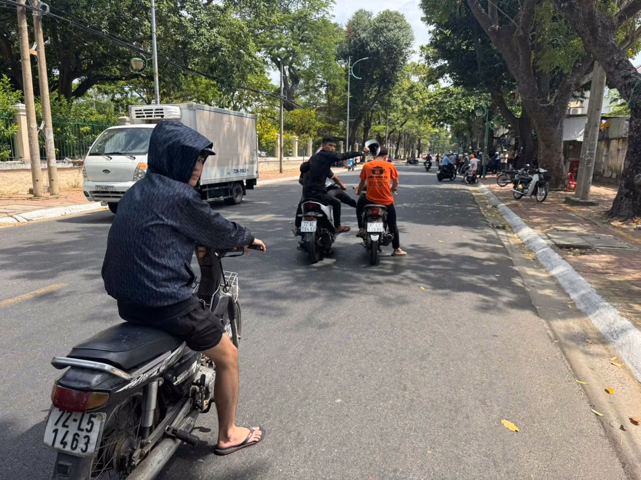 Bắt giữ 3 đối tượng dùng nón bảo hiểm đánh người ngay trên đường -1