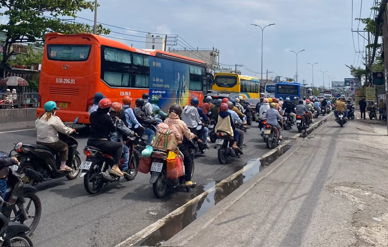 Giao thông TP Hồ Chí Minh tăng nhiệt trong ngày cuối kỳ nghỉ lễ -1