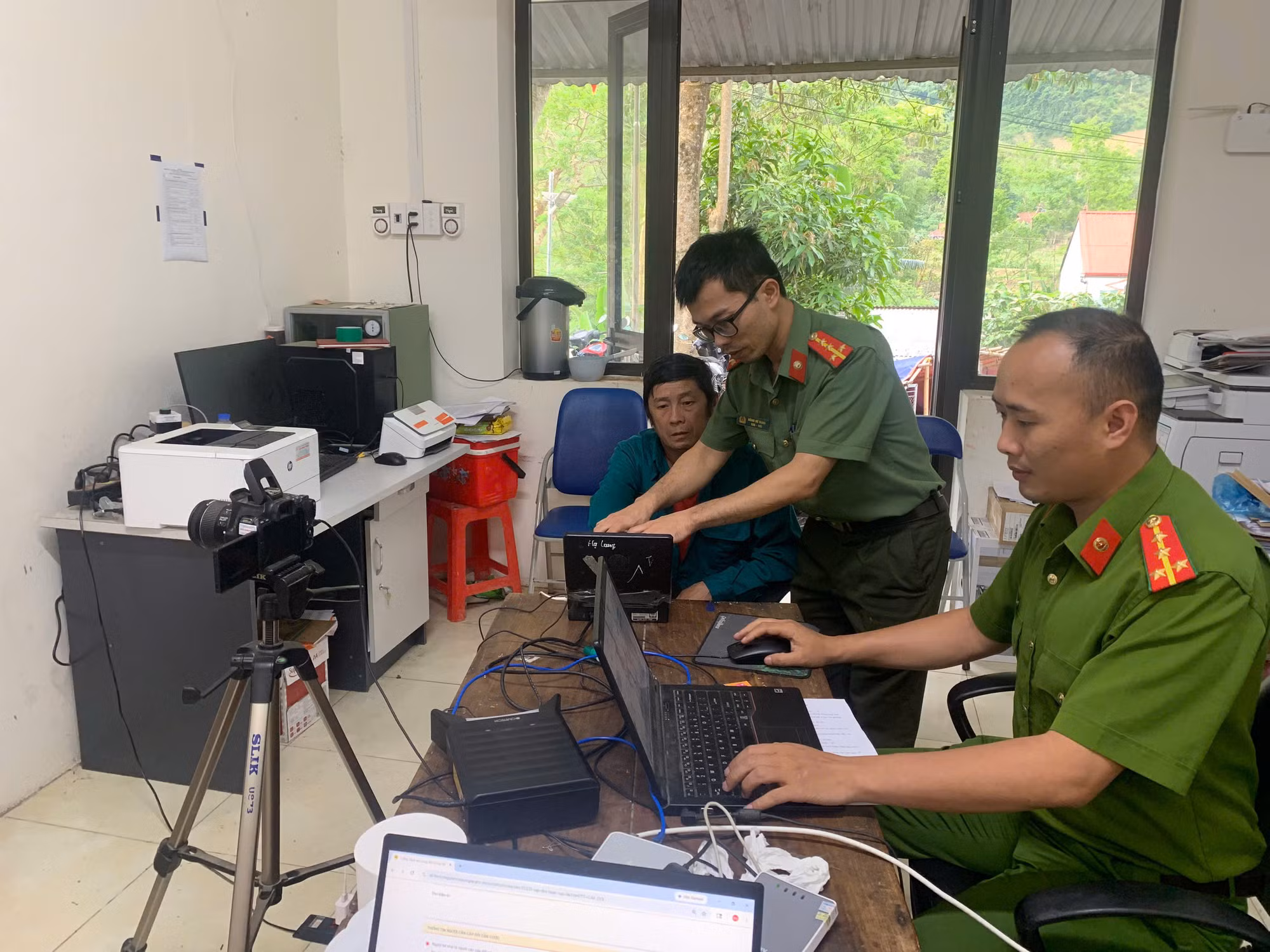 Cao Bằng: Xuyên lễ cấp căn cước, định danh điện tử cho người dân vùng cao -1