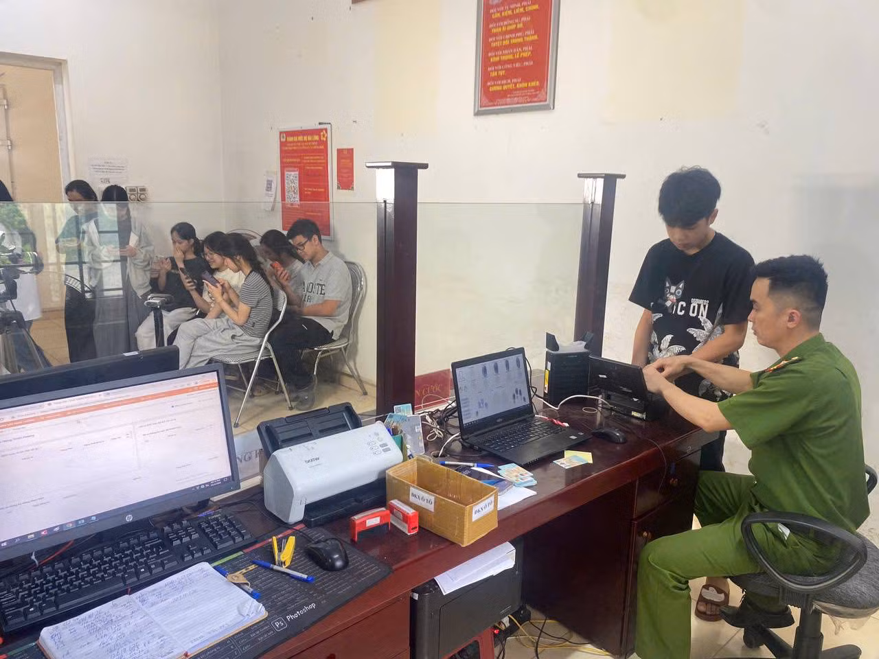 Cao Bằng: Xuyên lễ cấp căn cước, định danh điện tử cho người dân vùng cao -0