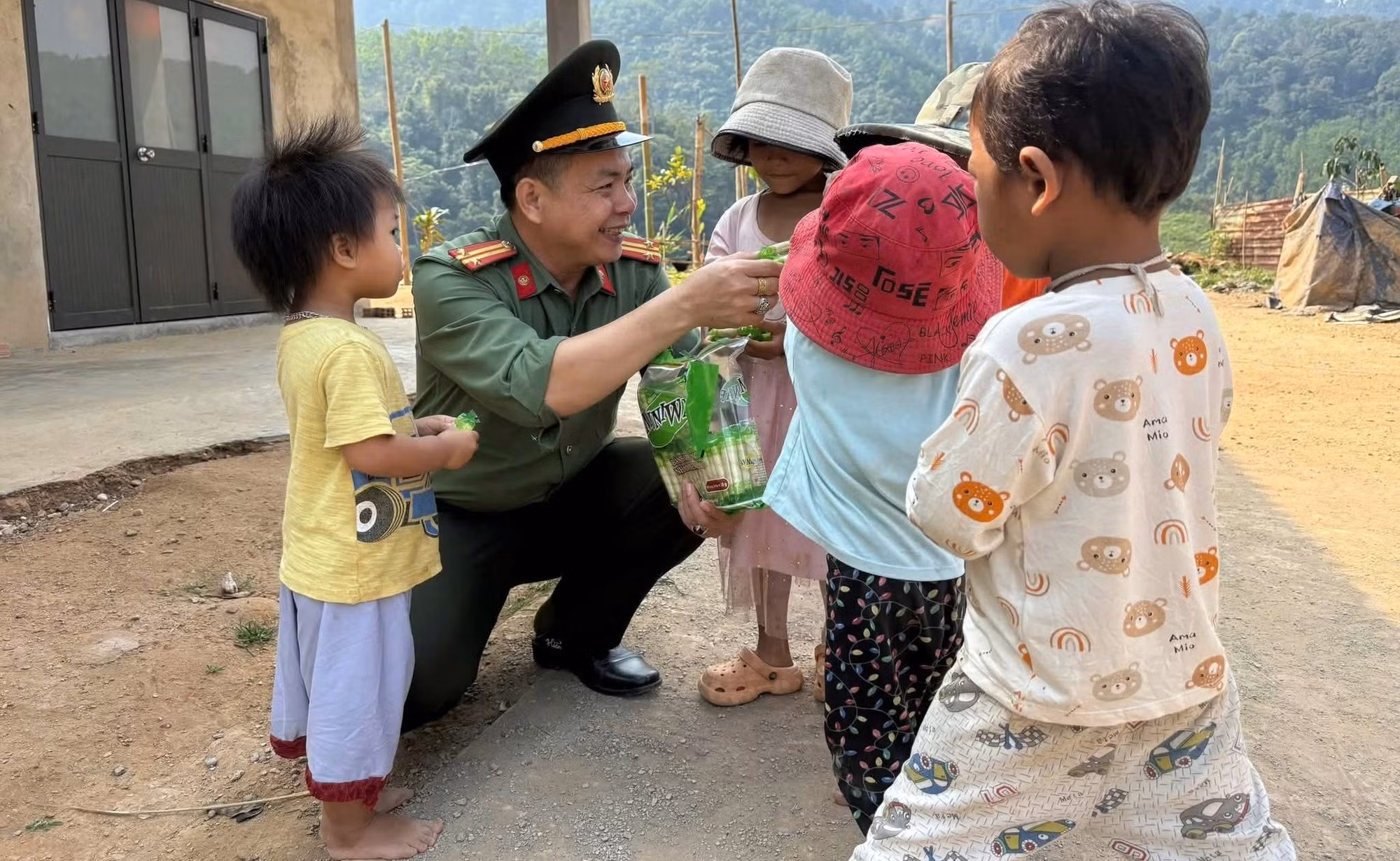 Trung tá Hồng Minh Hiển - “Cánh chim không mỏi” xây dựng thế trận lòng dân nơi biên thùy -0