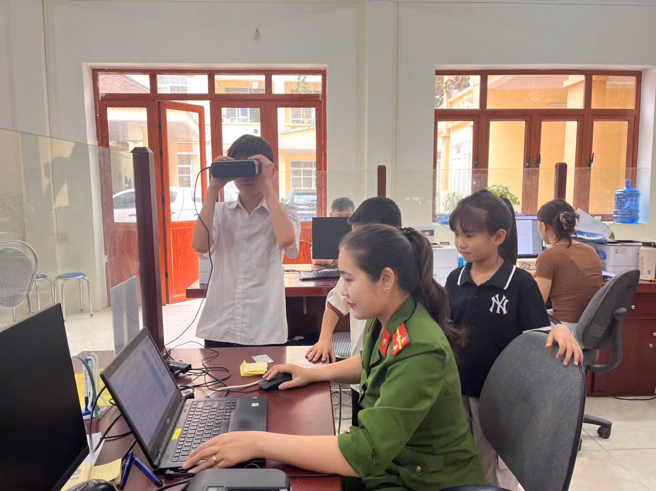 Cao Bằng: Xuyên lễ cấp căn cước, định danh điện tử cho người dân vùng cao -0