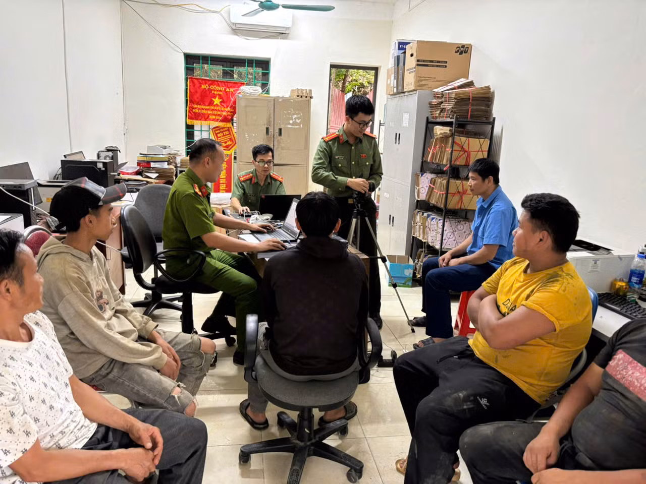 Cao Bằng: Xuyên lễ cấp căn cước, định danh điện tử cho người dân vùng cao -0