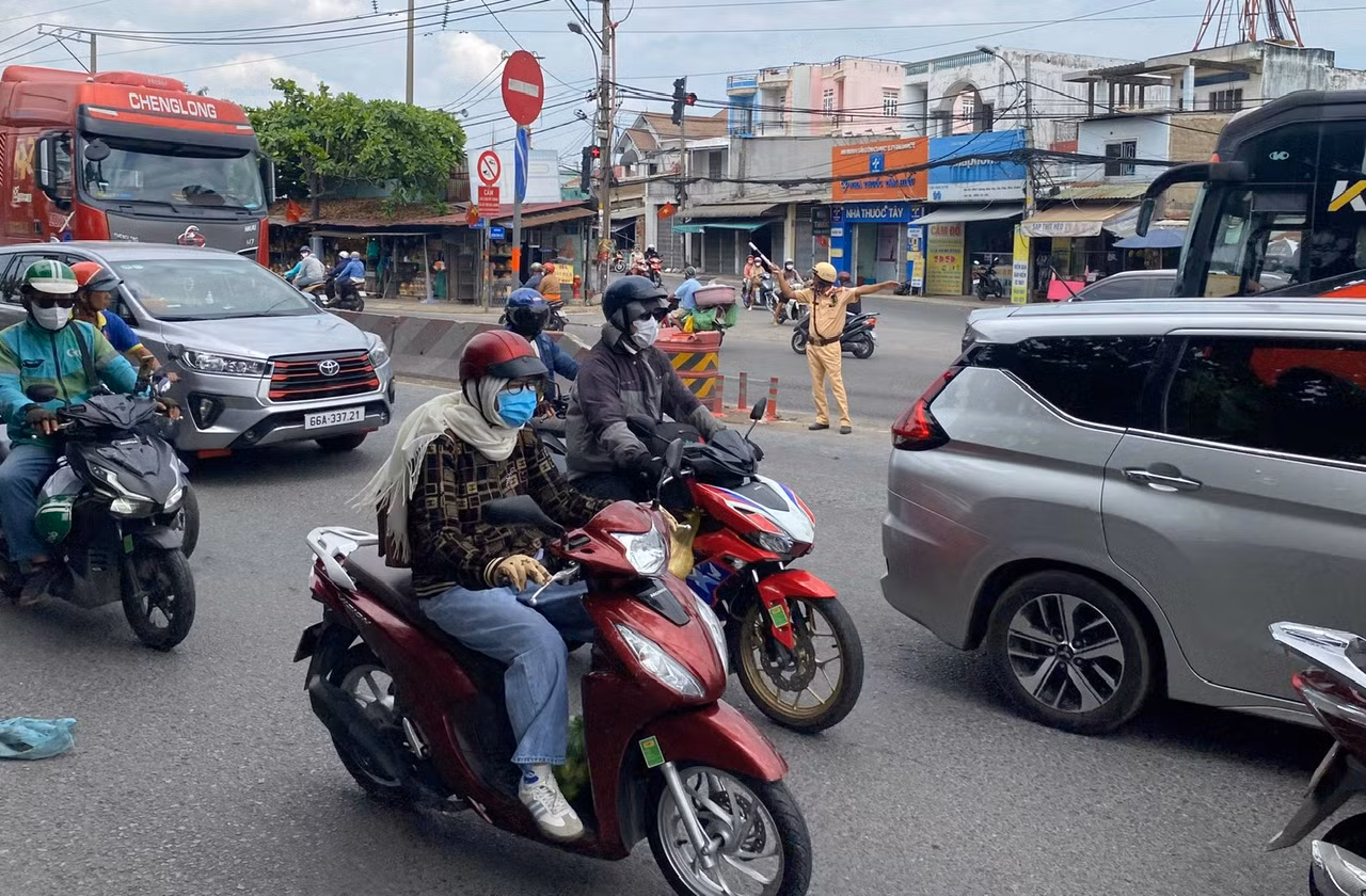 Giao thông TP Hồ Chí Minh tăng nhiệt trong ngày cuối kỳ nghỉ lễ -2