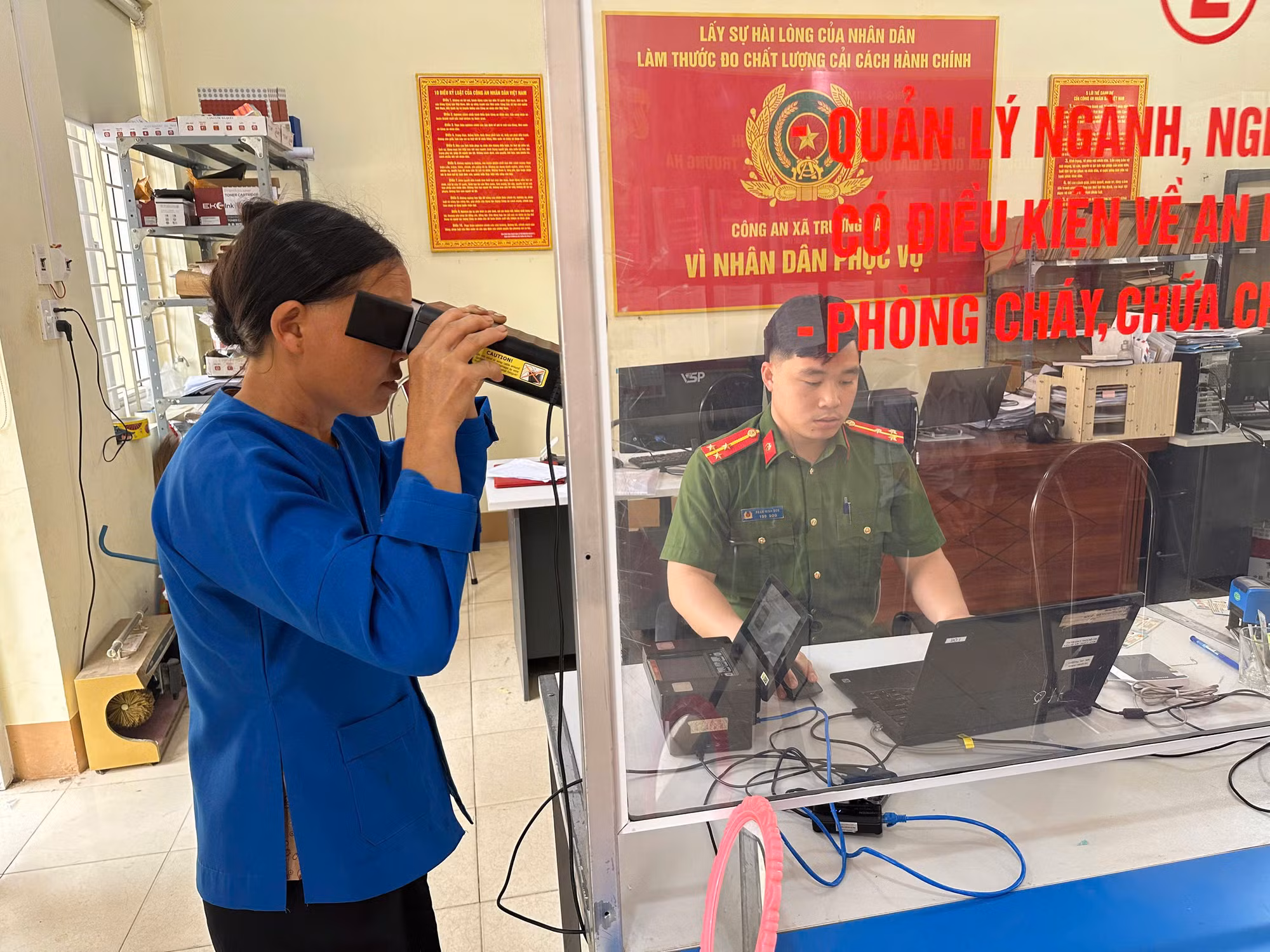 Cao Bằng: Xuyên lễ cấp căn cước, định danh điện tử cho người dân vùng cao -0