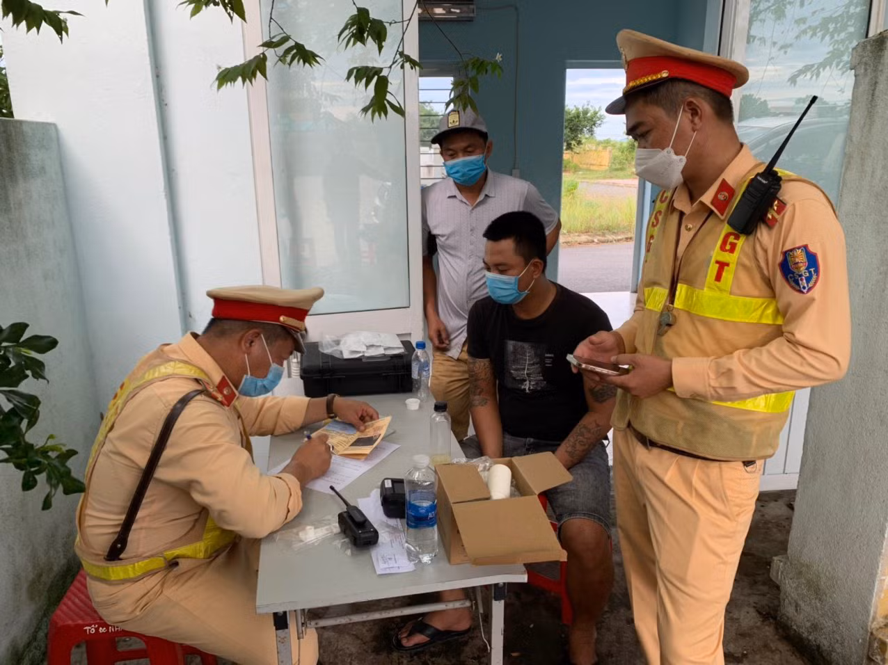 Phát hiện 2 lái xe trên tuyến cao tốc sử dụng ma túy đá -0