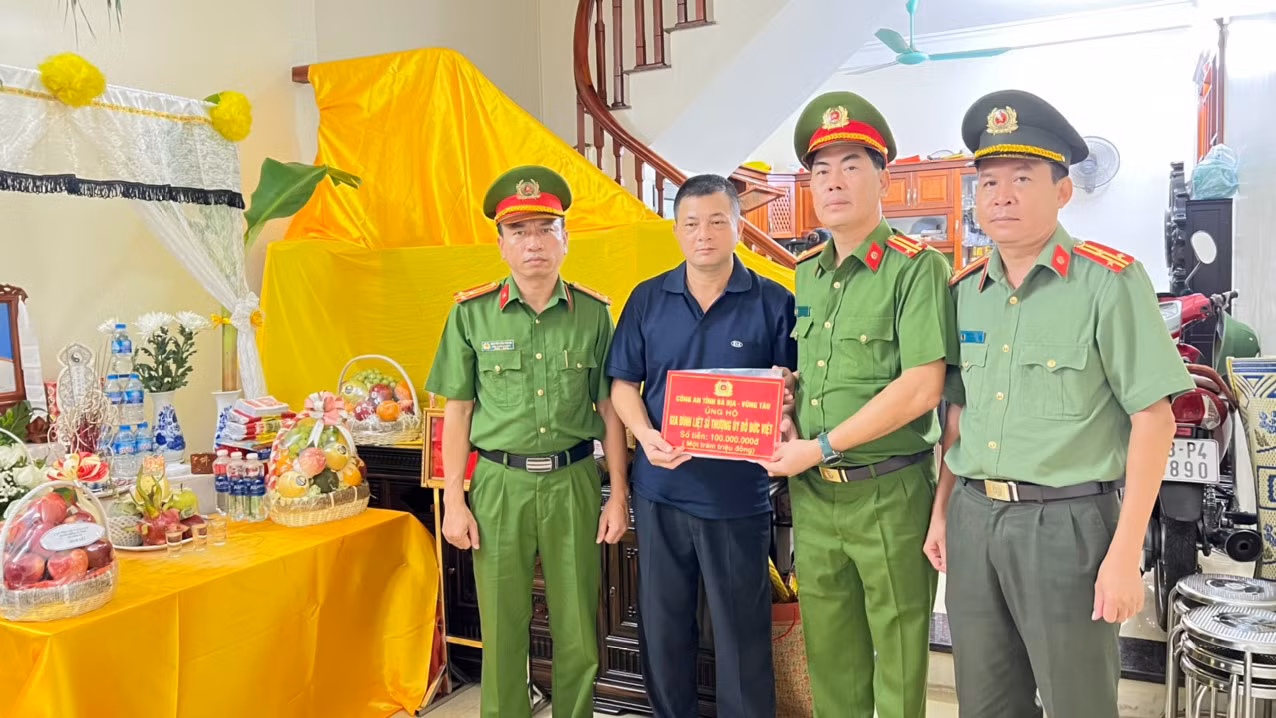 Công an tỉnh Bà Rịa-Vũng Tàu trao tặng quà gia đình ba Liệt sĩ hi sinh khi chữa cháy -0