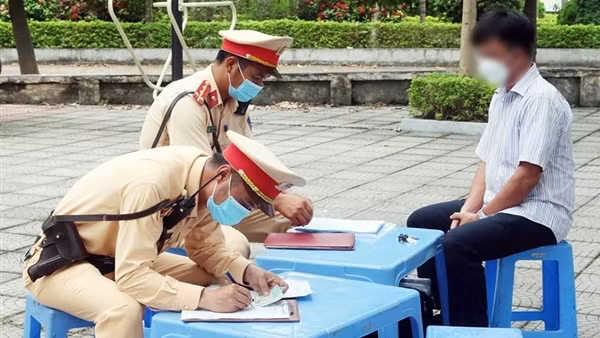 Gặp CSGT, ma men "vùng vằng giận dỗi”