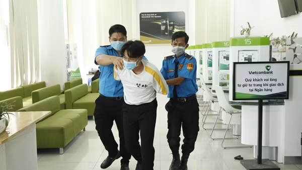 Diễn tập tình huống đối phó vụ cướp ngân hàng