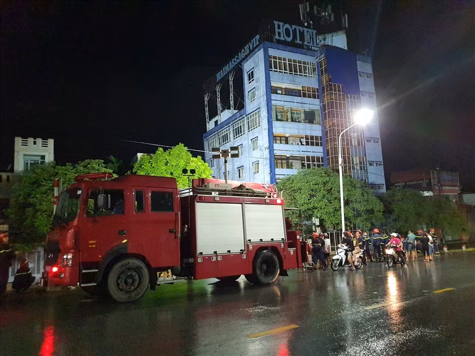 Đêm rằm tháng 7 xảy ra liên tiếp cháy xưởng và sập nhà -0
