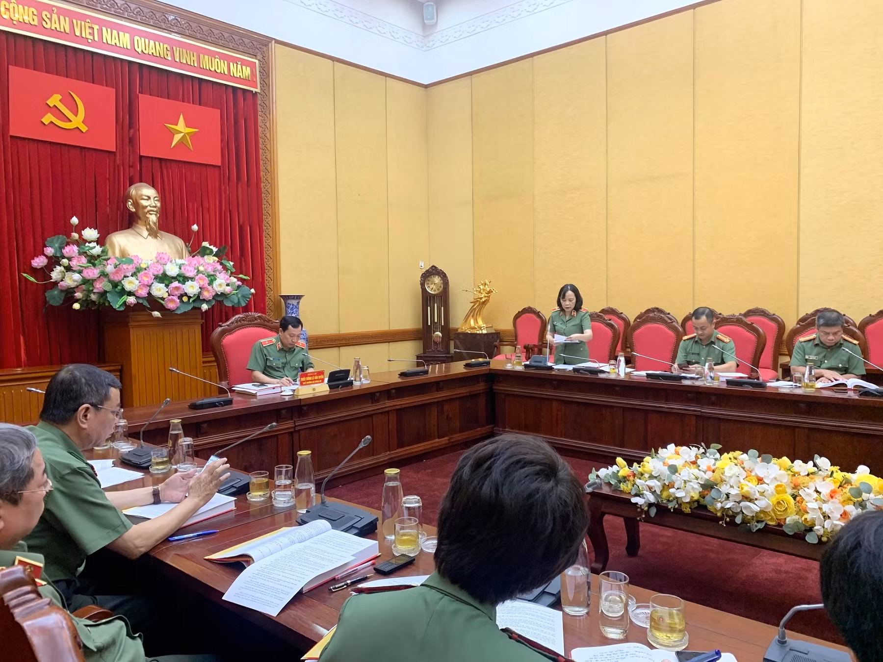 Họp Hội đồng xét tặng danh hiệu 