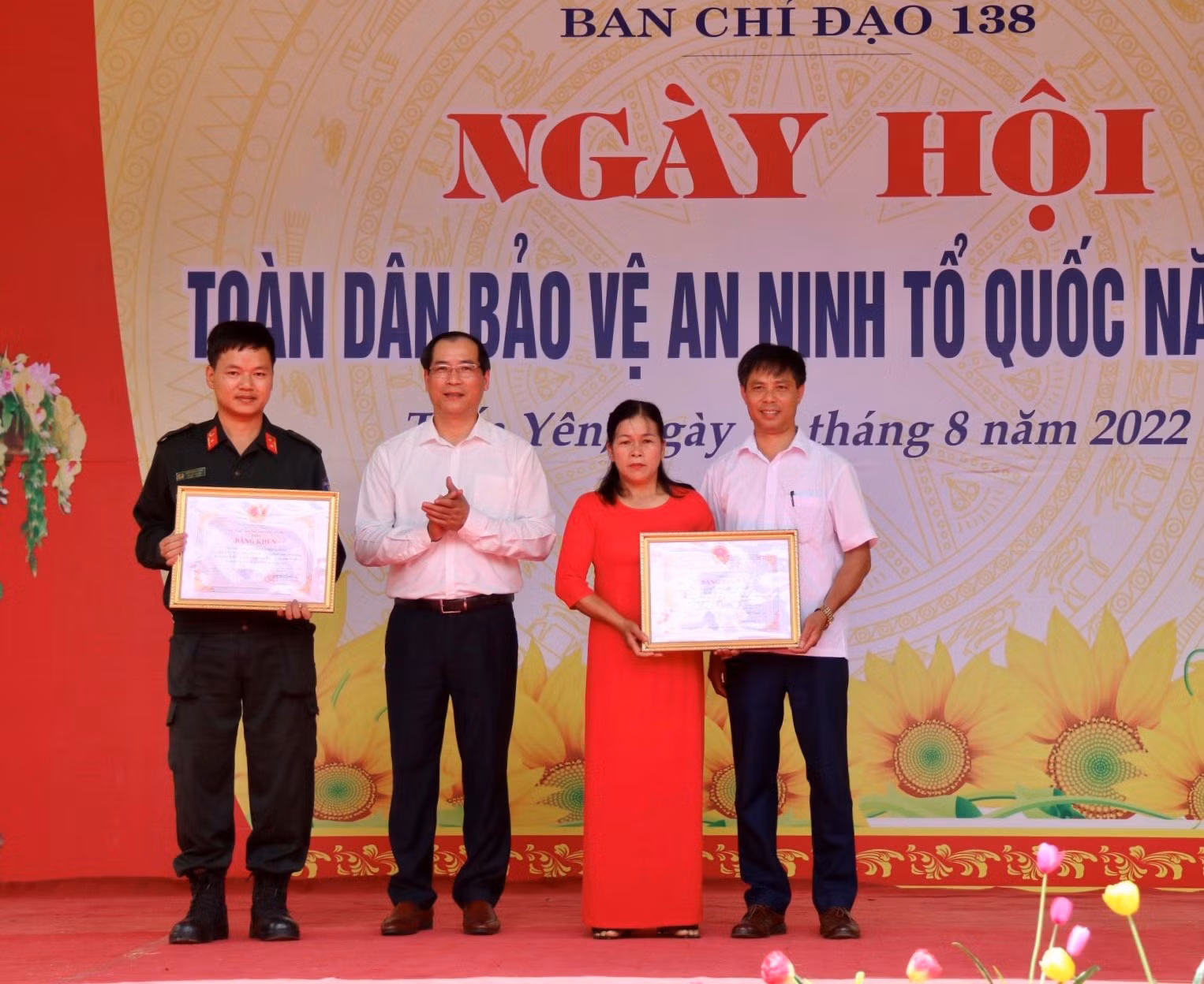 đồng chí phó chủ tịch thường trực ubnd tỉnh trao bằng khen cho cán bộ, nhân dân xã trấn yên và tiểu đoàn cảnh sát cơ động, e27-k02, bộ công an.jpg -0