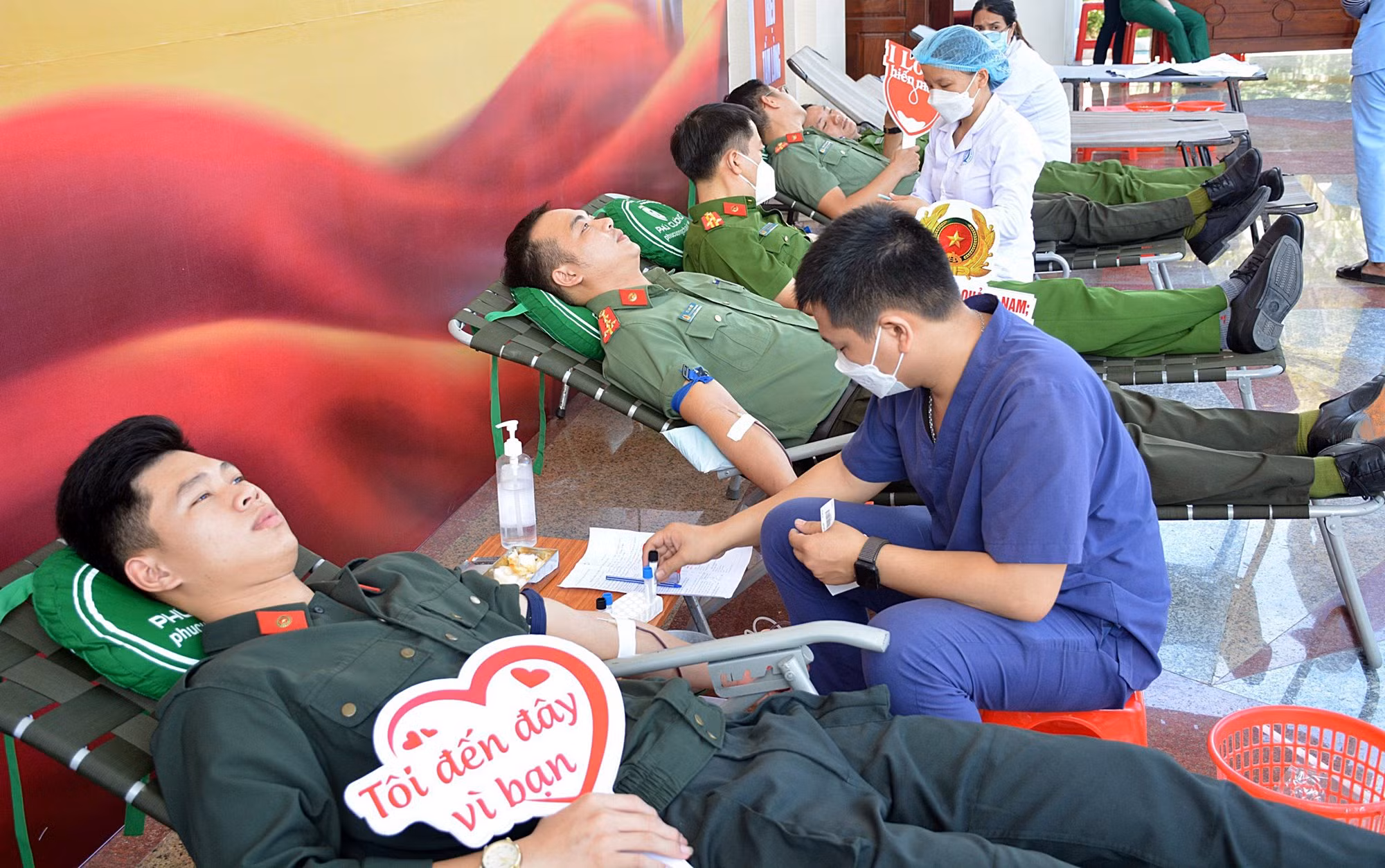 Sôi nổi ngày hội “Giọt hồng xứ Quảng” -0
