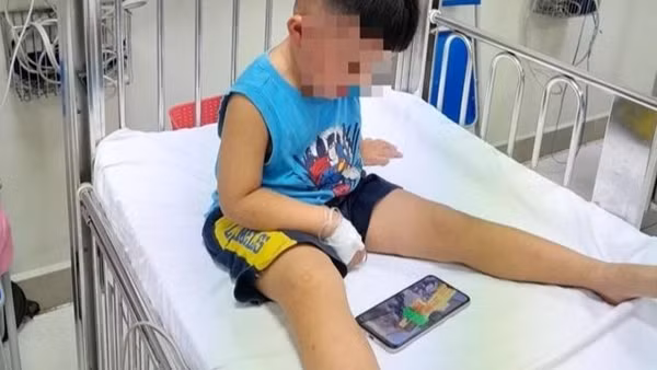 Công an điều tra vụ bé trai 3 tuổi bị bạo hành, nhốt trong tủ cấp đông