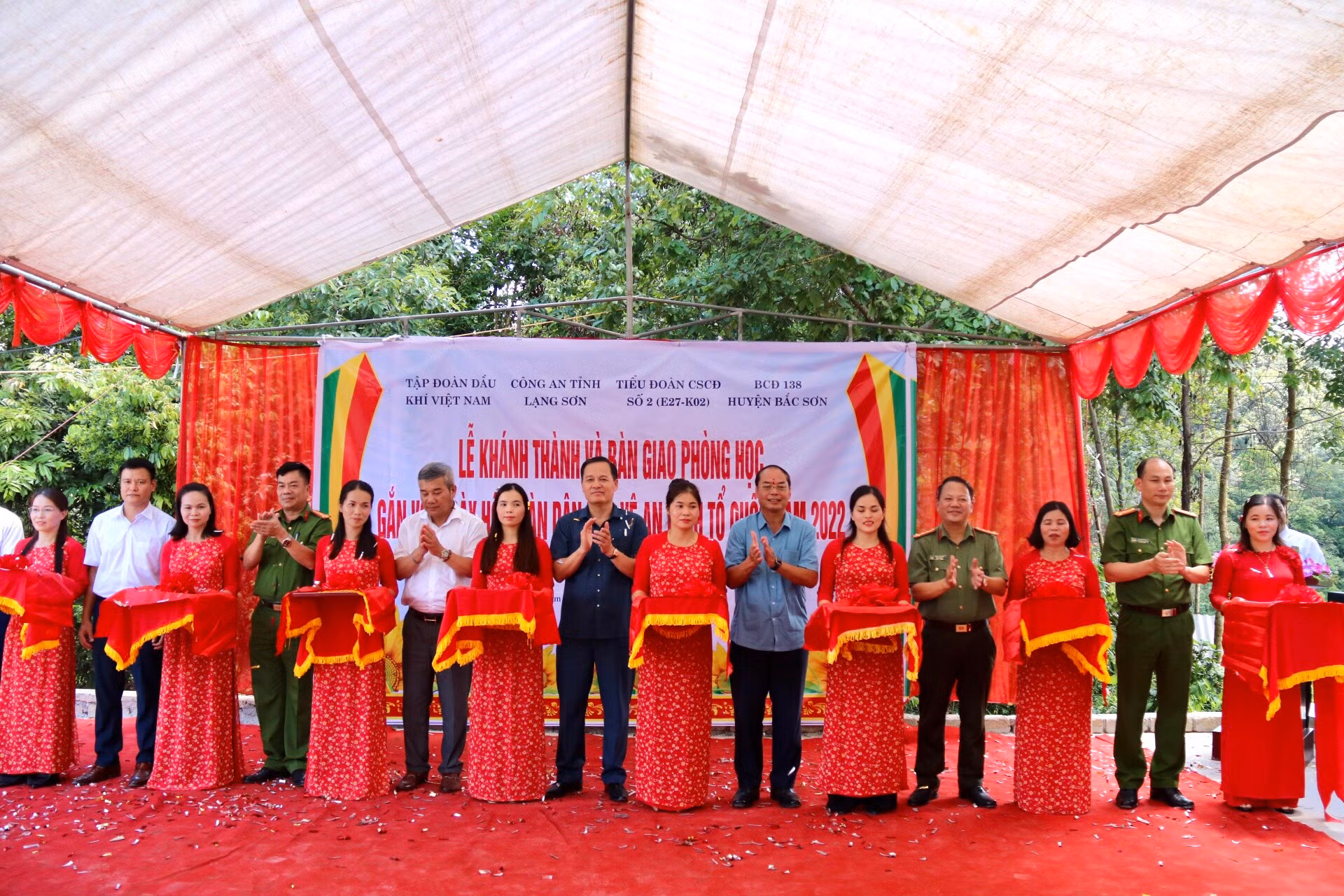 các đồng chí lãnh đạo cắt băng khánh thành và bàn giao phòng học điểm trường thôn noóc mò, xã trấn yên, huyện bắc sơn.jpg -0