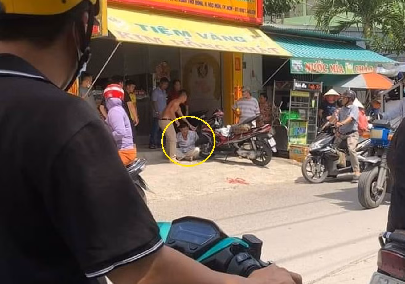 Nhân viên bay qua tủ trưng bày vàng khống chế nghi can giật dây chuyền -0