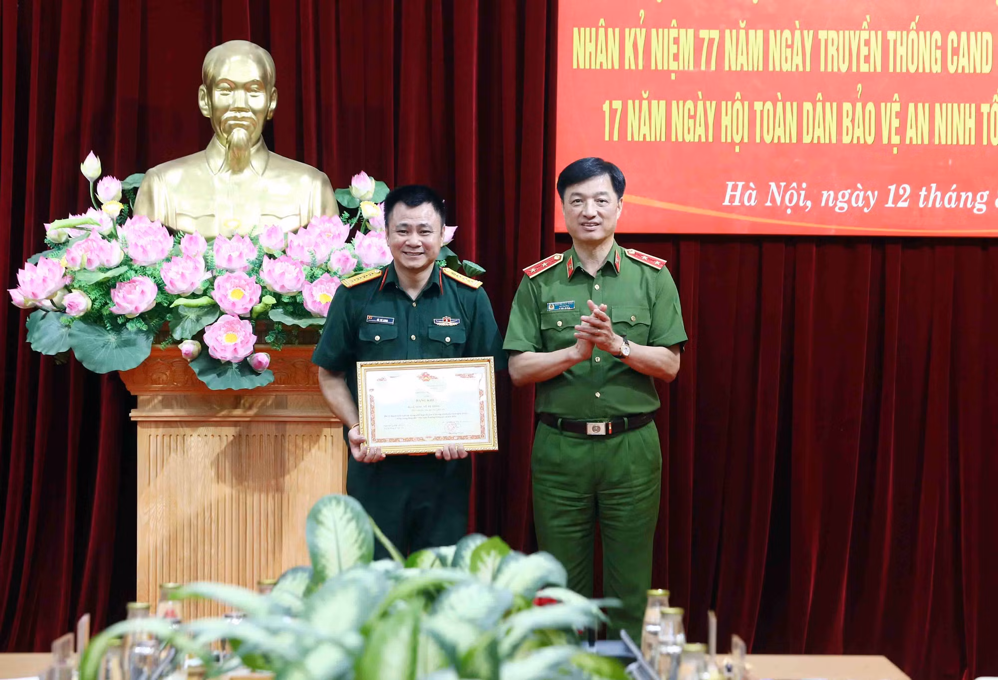 Bộ Công an ặp mặt văn nghệ sĩ, nhà báo tiêu biểu: Nhiều ý kiến tâm huyết về xây dựng lực lượng CAND -0
